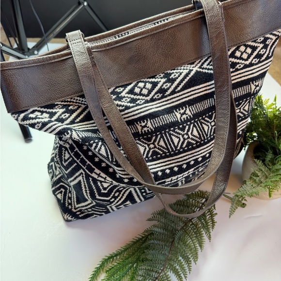Thirty-One Tribal Black and White Tote - Picture 11 of 11
